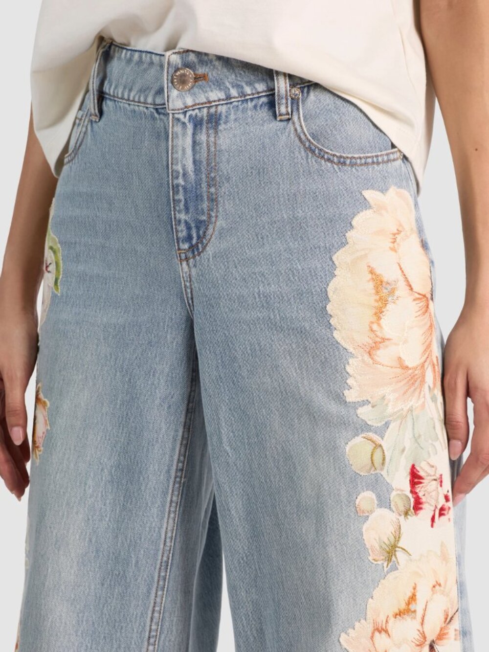 Alice & Olivia Amazing embroidered jean - Picture 5 of 9